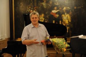 Kwiaty i upominek otrzymuje Ryszard Sławczyński - Współgospodarz Klubu Muzyki i Literatury